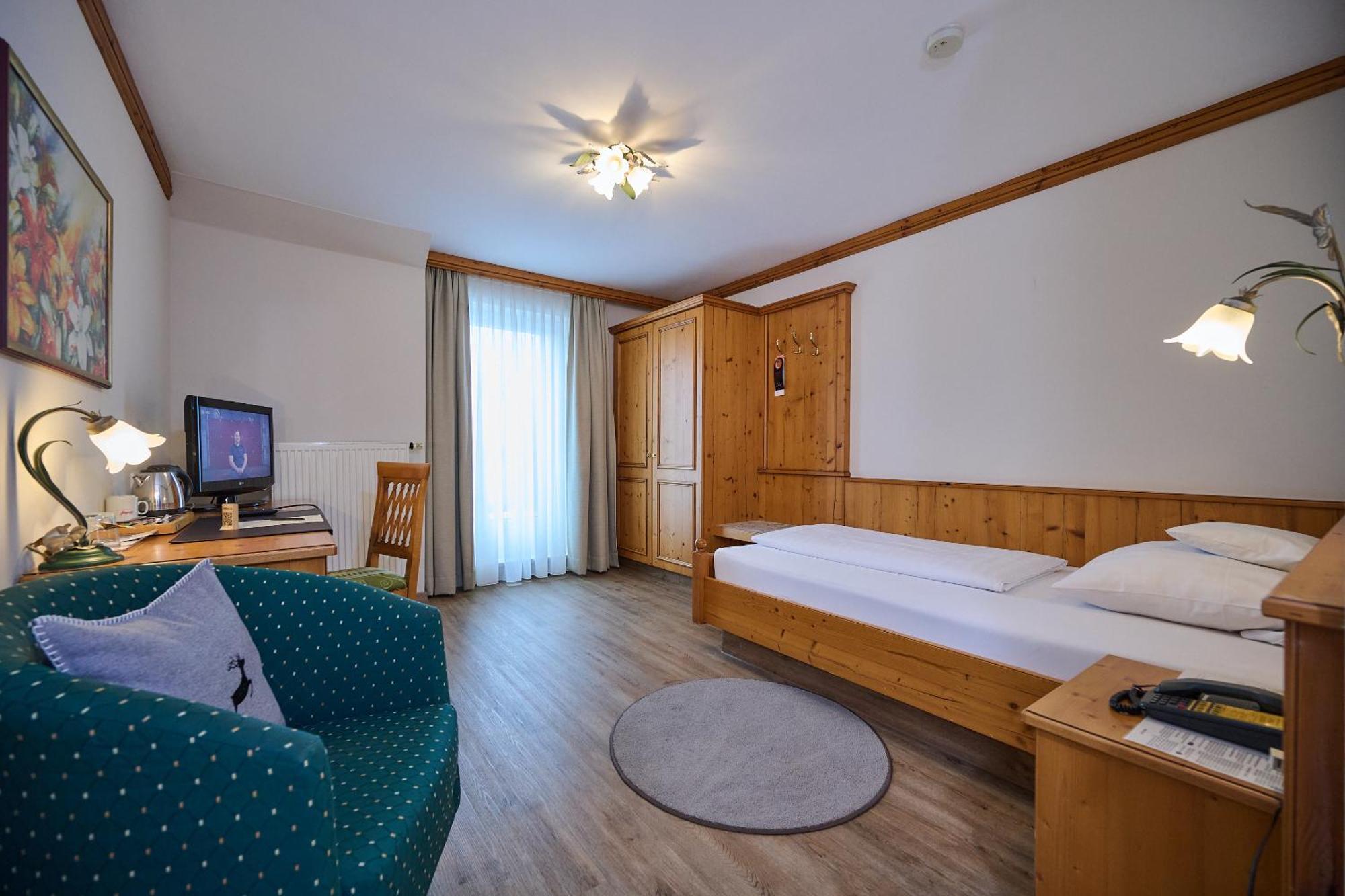 Hotel Am See Neutraubling Room photo